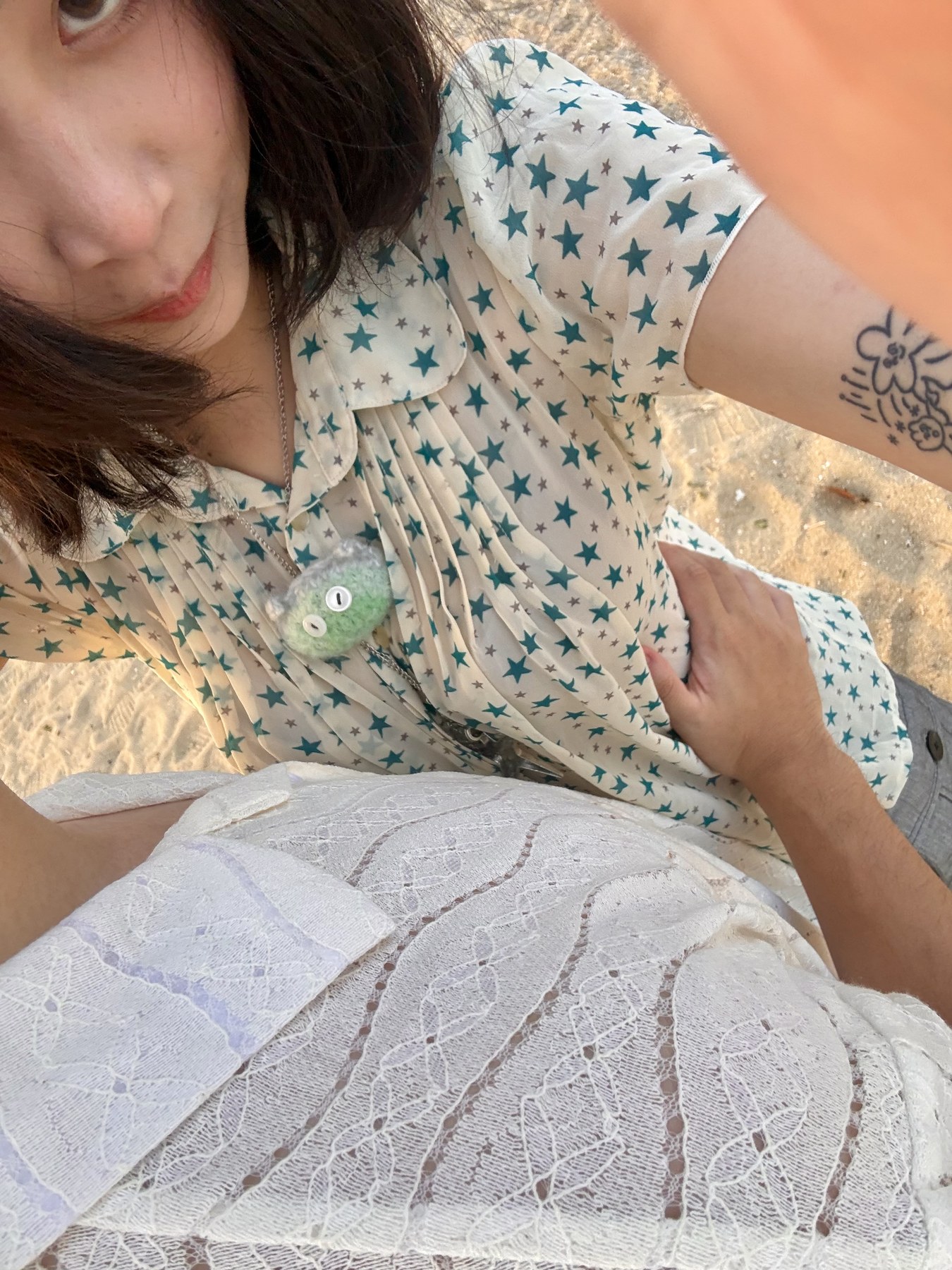 楊婕與吳承瑋在海邊的自拍