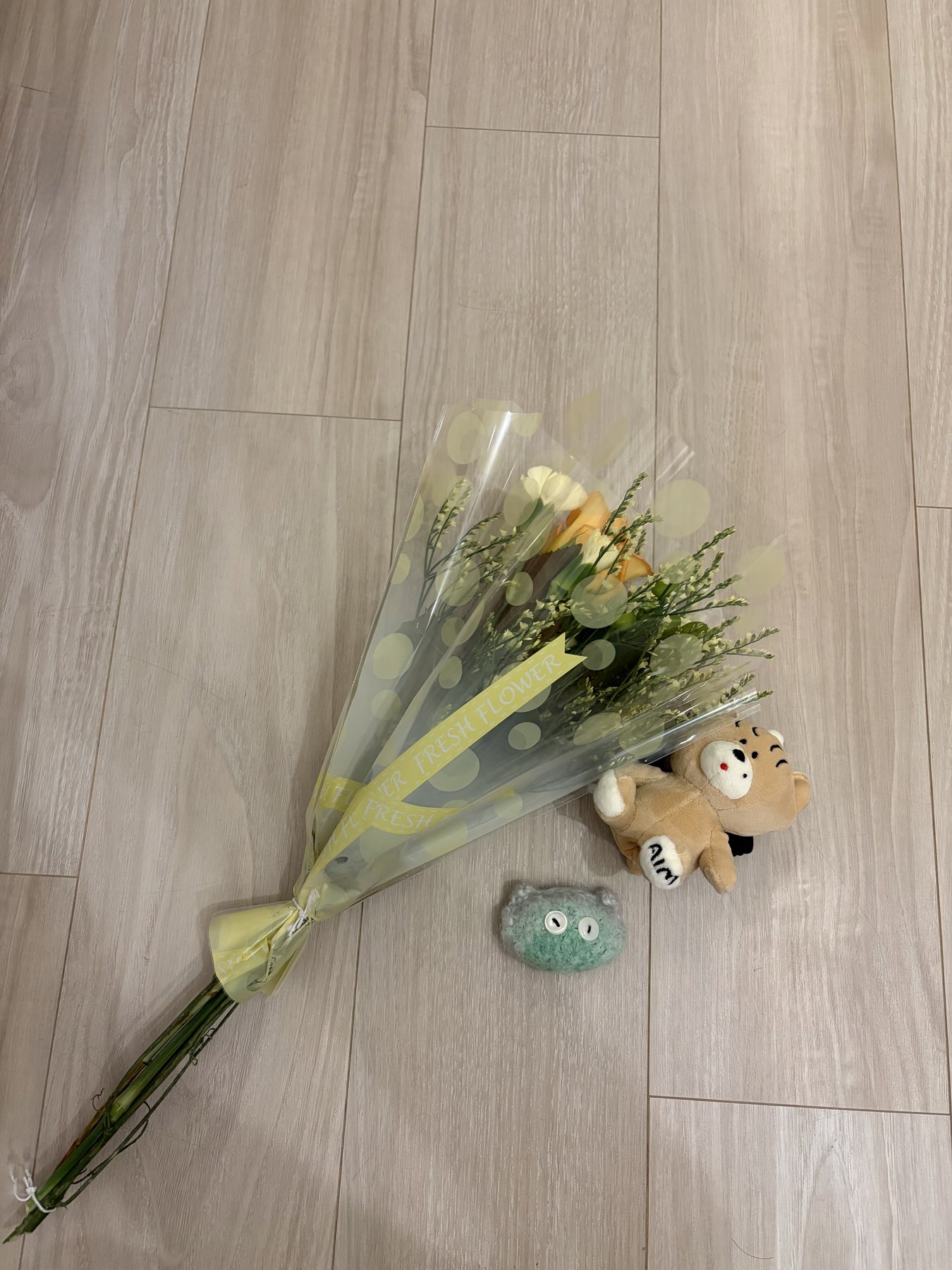 花束與一起去日本的小狗
