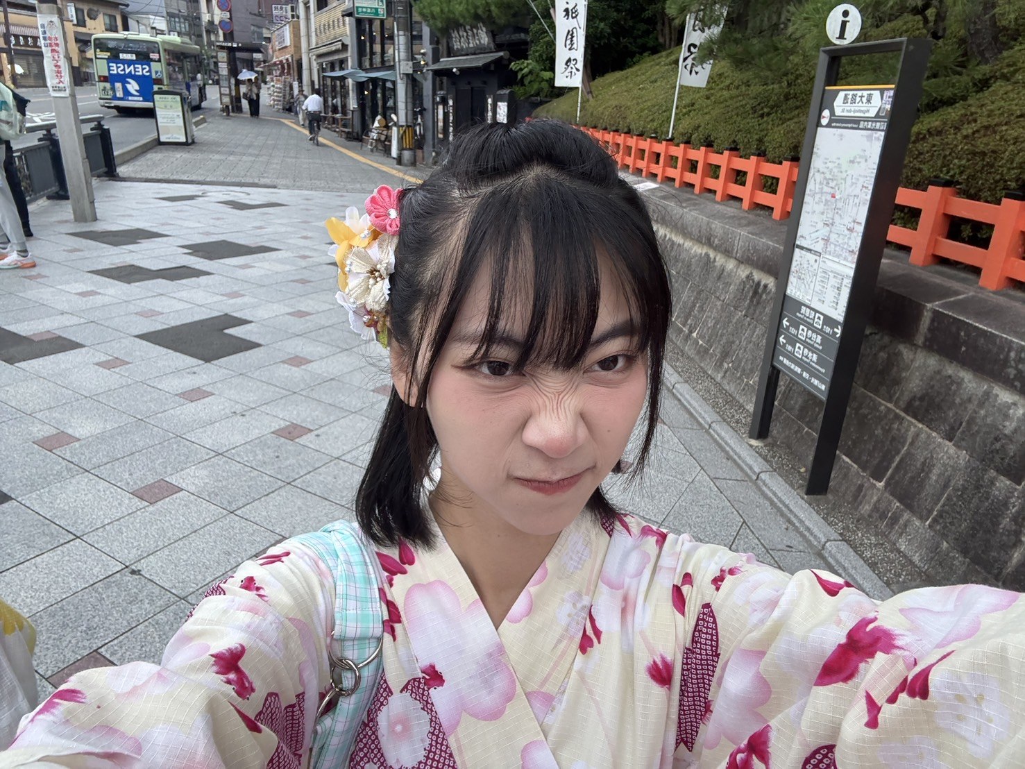 楊婕穿著浴衣走在京都街頭